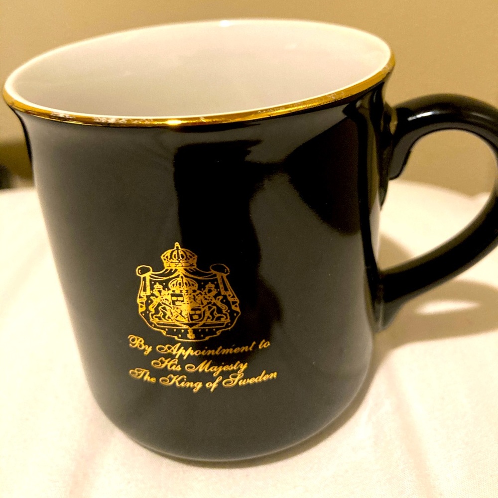 Black mug with gold design